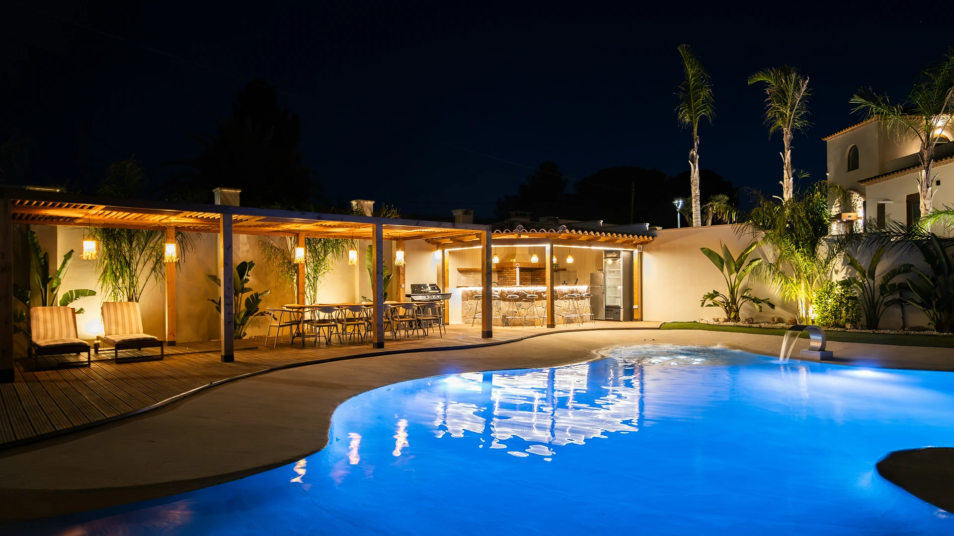 Outdoor living and pool entertainment system in Houston